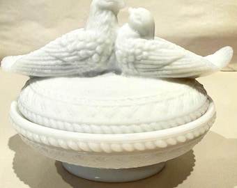 Plato para dulces de vidrio opalino Westmoreland con diseño de palomas besándose y logotipo WG