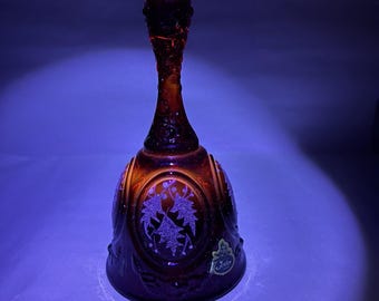 Fenton Bell Ruby Red Amberina Christmas Holly handgeschilderd, gesigneerd B Nash 7"