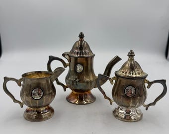 Juego de té Godinger Silver Art Co Mini de 3 piezas, plateado: tetera, azucarero y cremera.