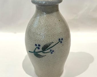 Rowe Pottery Works Kruikvaas 1999 blauwgroene wijnstok gesigneerd EK Erin Dorn