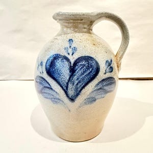 Jarra de gres vidriado con sal de Rowe Pottery Works, 1990, Corazón azul, firmada, Cambridge, Wisconsin.