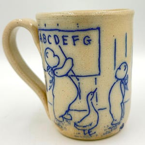 Taza de cerámica vintage de los 90 de Salmon Falls con diseño de oso enseñando el abecedario y ganso de Helen Berg (pieza rara).