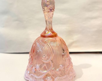 Campana Fenton rosa opalescente iridiscente con forma de lirio del valle y badajo original