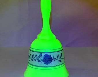 Fenton Custard Uranium Satin Bell Blue Floral HP Firmado Tammy Watson Brillo UV