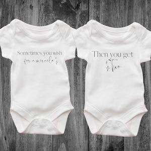 Regalo para bebés gemelos, conjunto de ropa de regalo para bebés gemelos, monos para bebés gemelos, gemelos recién nacidos, regalos para baby shower, chalecos blancos