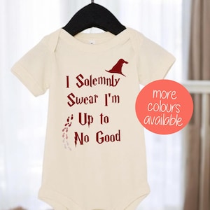 Tutina Baby Wizard, Tutina da notte, Giuro solennemente che non sto combinando niente di buono, abbigliamento a tema Baby Wizard, Bavaglino per neonati
