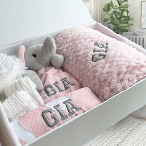 以下が含まれることがあります： 手作りの木製サインで、手書き風の「Welcome to our home」の文字が入っています。 白く塗装され、黒い文字とアンティーク調の仕上げが施されており、家の装飾に最適です。