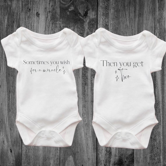Cadeau bebe jumeau ensemble de vetements cadeau pour bebe jumeau bodys pour bebes jumeaux jumeaux nouveau nes cadeaux de shower gilets blancs Etsy Canada