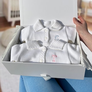 Baby Zwillings-Strickjacken Geschenkset, personalisiertes Zwillings-Baby-Geschenkset, Weiße Strickjacke, Neugeborene weiße Strickjacke, weiße Taufjacke,
