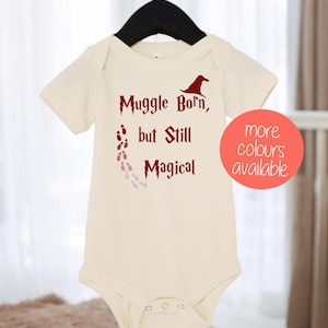 Tutina per neonati a tema mago, pigiama, nato babbano ma comunque magico, abbigliamento per neonati a tema mago, bavaglino per neonati, vestiti per neonati magici