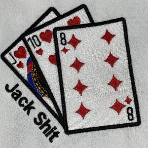 Könnte beinhalten: Gestickter Aufnäher mit vier Spielkarten, darunter der Bube von Herzen, die Zehn von Herzen, die Acht von Herzen und die Acht von Karo. Der Text "Jack Shift" ist unter den Karten gestickt.