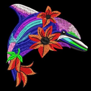 Könnte beinhalten: Eine bunte Stickerei eines Delfins mit Blumen. Der Delfin ist blau, lila und grün, die Blumen sind rot, orange und gelb.