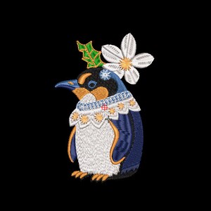 Könnte beinhalten: Ein blauer und weißer Pinguin mit einer weißen Blume auf dem Kopf und einem grünen Stechpalmenzweig. Der Pinguin trägt ein weißes und goldenes Halsband mit einem Schneeflockenmuster.
