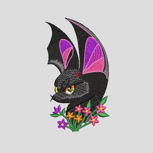 Könnte beinhalten: Gestickte Darstellung einer schwarzen Fledermaus mit lila und rosa Flügeln, umgeben von rosa, lila und orangefarbenen Blumen.