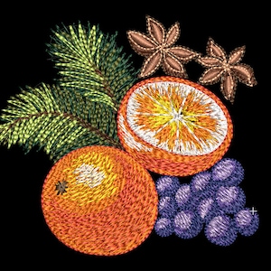 Könnte beinhalten: Stickerei mit einer halbierten Orange, einer ganzen Orange, einer Traube violetter Trauben und zwei braunen Sternanis. Die Orangen sind von grünen Kiefernnadeln umgeben.