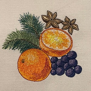 Könnte beinhalten: Stickerei mit einem grünen Tannenzweig, zwei braunen Sternanis, einer ganzen Orange, einer halben Orange und einer Traube violetter Trauben.