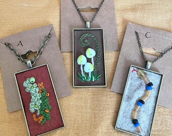 Collana con ciondolo ricamato a mano e perline - Vassoio rettangolare