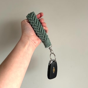 Llavero de macramé de viajero, accesorios de macramé hechos a mano estilo bohemio, regalos hechos a mano, regalos para ella, llavero, accesorio de llavero