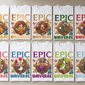 Puede incluir: Diez camisetas blancas con varios personajes de videojuegos centrados en un marco circular de madera. Cada camiseta muestra el texto EPIC UNIVERSE en letras de colores. Los personajes incluyen a Bowser, Daisy, Donkey Kong, Luigi, Mario, Peach, Toad, Wario, Yoshi y un monstruo verde.