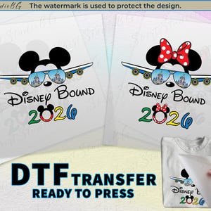 Puede incluir: Transferencia DTF con diseños de Mickey y Minnie Mouse con el texto "Disney Bound 2026". Mickey lleva gafas de sol con un reflejo de castillo, y Minnie tiene un lazo rojo con lunares. El diseño está listo para planchar en una camiseta.