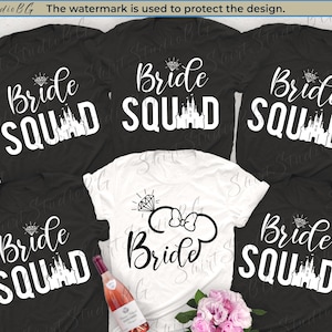 Op de afbeelding: Vijf zwarte T-shirts met witte tekst die "Bride Squad" zegt en een afbeelding van een kasteel. Een wit T-shirt met witte tekst die "Bride" zegt en een afbeelding van een diamanten ring en Mickey Mouse oren.