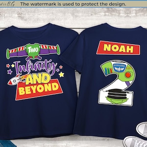 Puede incluir: Dos camisetas azul marino con un diseño gráfico colorido. Una camiseta presenta el texto "Two Infinity AND BEYOND" con un cohete y estrellas. La otra camiseta tiene el nombre "NOAH" y un diseño con el número "2".
