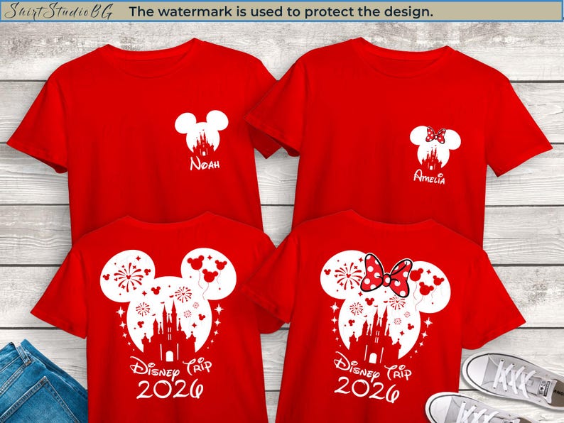 Peut inclure: T-shirts rouges avec des motifs Disney blancs. Deux chemises pr&eacute;sentent une t&ecirc;te de Mickey Mouse avec un ch&acirc;teau et le nom "Noah". Deux autres ont une t&ecirc;te de Minnie Mouse avec un n&oelig;ud et le nom "Amelia". Les chemises du bas indiquent "Disney Trip 2026".