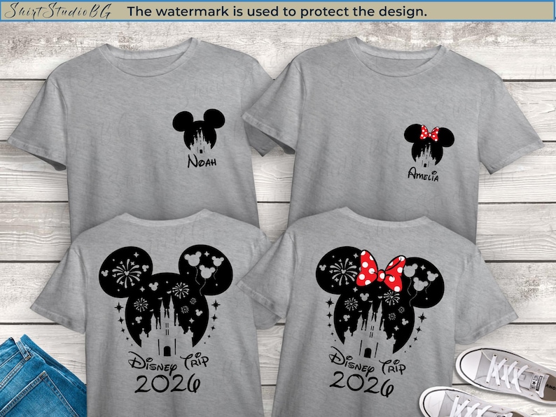 Peut inclure: Quatre t-shirts gris avec des motifs de t&ecirc;te de Mickey Mouse noirs. Deux chemises portent les noms "Noah" et "Amelia" sous la t&ecirc;te. Les deux autres chemises indiquent "Disney Trip 2026" avec un ch&acirc;teau et des feux d'artifice.