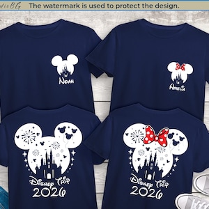Peut inclure: T-shirts bleu marine avec des motifs blancs de Mickey et Minnie Mouse. L'un des t-shirts porte le nom "Noah", un autre "Amelia". Les deux autres t-shirts affichent "Disney Trip 2026" sous les motifs Mickey et Minnie.