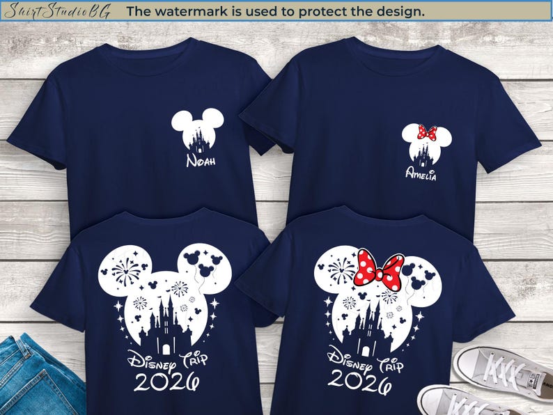 Peut inclure: T-shirts bleu marine avec des motifs blancs de Mickey et Minnie Mouse. L'un des t-shirts porte le nom "Noah", un autre "Amelia". Les deux autres t-shirts affichent "Disney Trip 2026" sous les motifs Mickey et Minnie.
