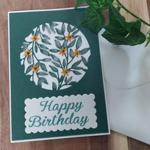 Exklusive handgefertigte Grusskarte zum Geburtstag mit Blumenmotiv grün und orange. Unikat