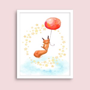 Könnte beinhalten: Aquarellillustration eines gerahmten Drucks mit einem Cartoon-Eichhörnchen, das mit einem roten Ballon schwebt. Das Eichhörnchen ist orange und braun, umgeben von gelben Sternen und einer blauen Wolke.