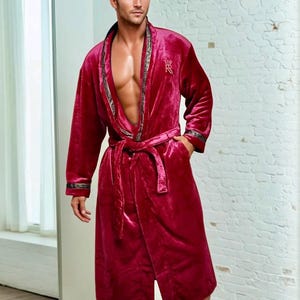 Burgundy Fleece Men&#39;s Robe: Luxury Loungewear with Gold Greek Key Trim