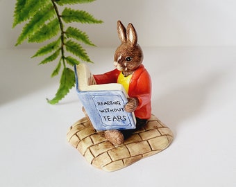 Figura coleccionable de Royal Doulton 'Lectura sin lágrimas' de Bunnykins - Altura - 8,5 cm