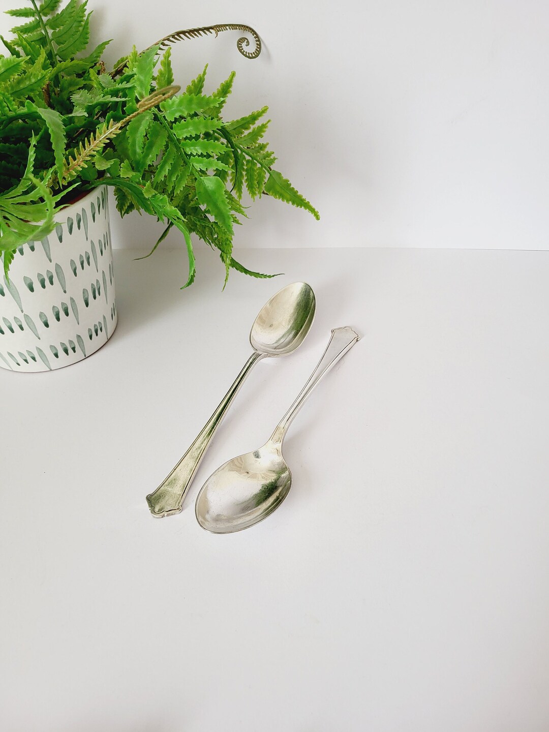 シルバーメッキの魅力的な「エルキントン」サービングスプーンペア