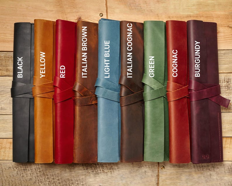 Peut inclure: Dix journaux reli&eacute;s en cuir de diff&eacute;rentes couleurs, dont noir, jaune, rouge, brun italien, bleu clair, cognac italien, vert, cognac et bordeaux. Chaque journal est dot&eacute; d'une fermeture &agrave; sangle en cuir.