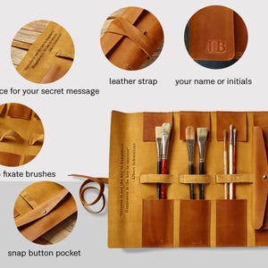Peut inclure: Un &eacute;tui enroulable en cuir marron pour pinceaux. L'&eacute;tui poss&egrave;de une poche &agrave; bouton pression, une sangle pour fixer les pinceaux et une sangle en cuir. L'&eacute;tui dispose d'un espace pour un message secret et d'un espace pour un nom ou des initiales. L'&eacute;tui est ouvert et montre l'int&eacute;rieur avec plusieurs pinceaux.