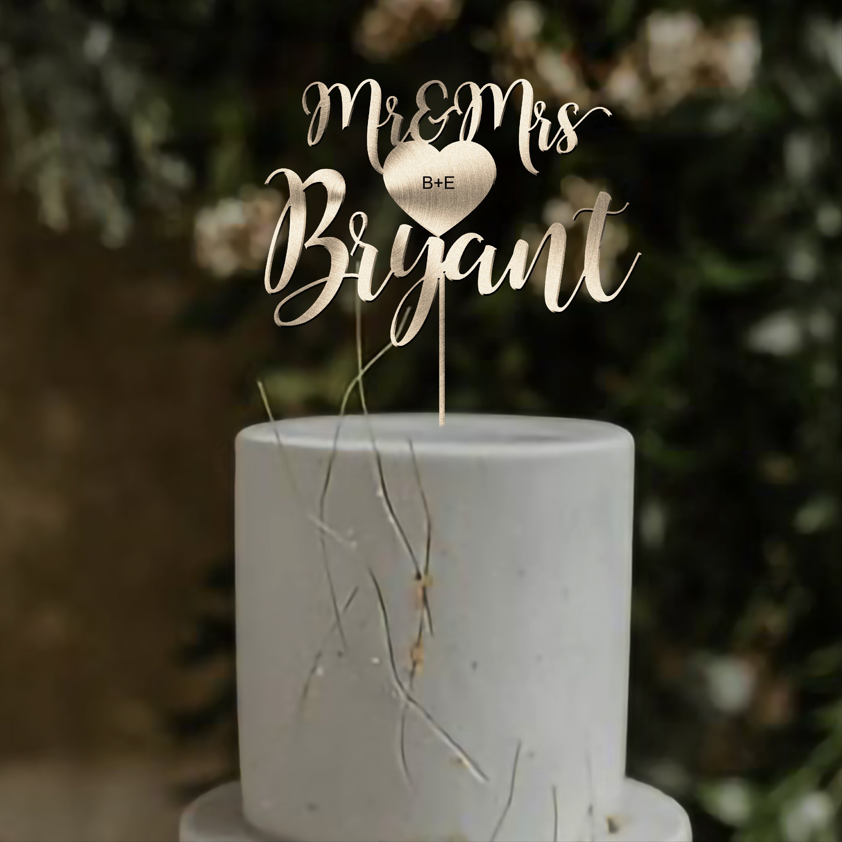 Mr and Mrs Cake Topper Gold Acrylic Embracing Bride and Groom & Double Heart Pattern for Wedding Party Cake Decoration Mr and Mrs Cake Topper Gold Acrylic Embracing Bride and Groom & Double Heart Pattern for Wedding Party Cake Decoration