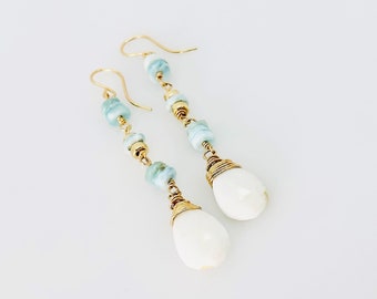 Pendientes de ópalo blanco, pendientes rellenos de oro de 14KT de ópalo blanco y larimar, pendientes colgantes largos, joyas de piedras preciosas, regalo significativo para ella