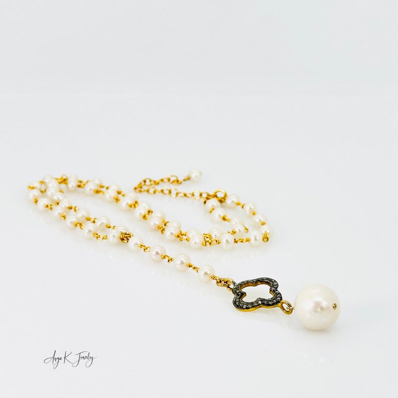 Perlenkette, weiße Barockperle und pflastern Diamant Klee Anhänger Halskette, Juni Birthstone Schmuck, Perle Lariat Halskette, Perlenschmuck Bild 4