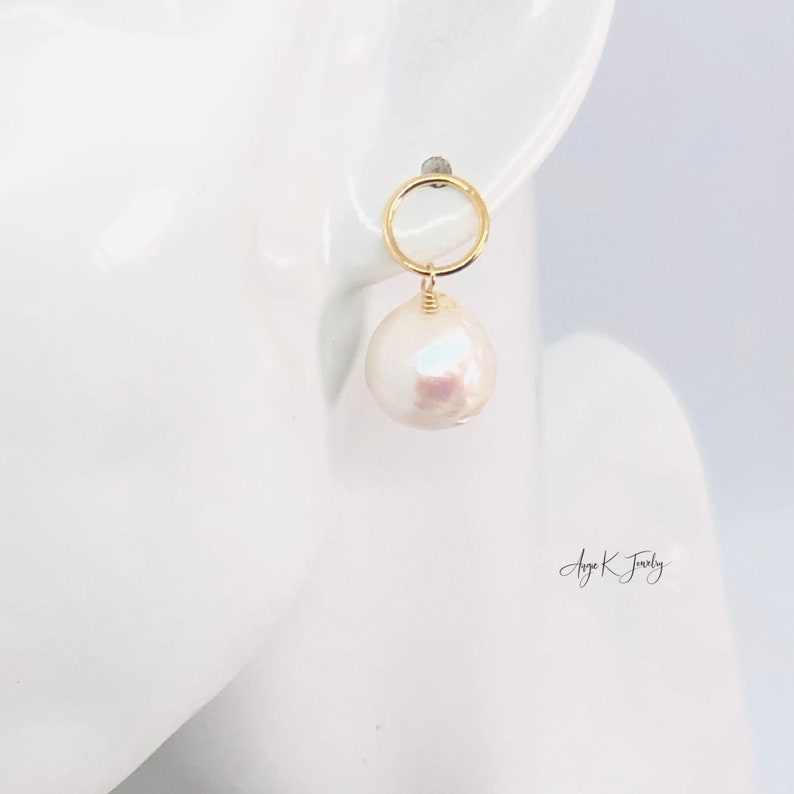 White Pearl Earrings, White Baroque Pearls 14KT Gold Filled Circle Post Earrings, Bridal Jewelry, June Birthstone Jewelry, Everyday Earrings imagem 3