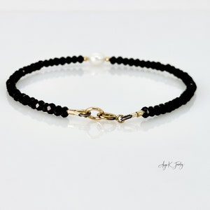 Pulsera de espinela negra, pulsera llena de oro de 14KT con perla de agua dulce blanca de espinela negra facetada, joyería única en su tipo, regalos únicos para ella imagen 8