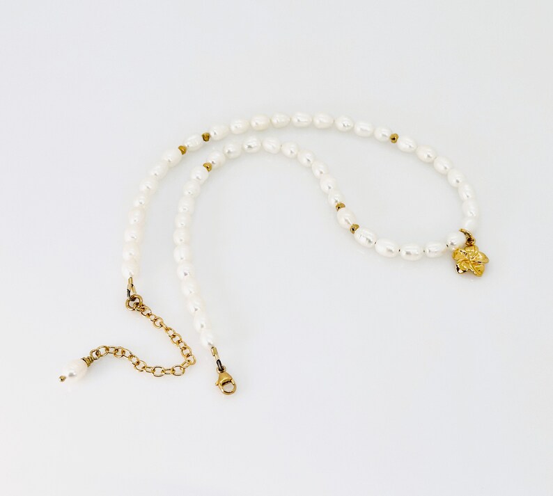 Perlenkette, Reis Perle Gold Vermeil Plumeria Charm Anhänger Halskette, Weiße Süßwasser Perle Halskette, Eleganter Schmuck, Geschenk für Sie Bild 4
