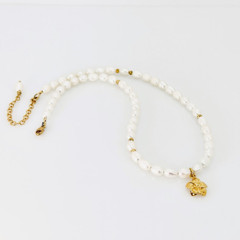 Collier de perles, collier avec breloques plumeria or vermeil et vermeil plumeria, collier de perles d'eau douce blanches, bijoux élégants, cadeau pour elle image 7
