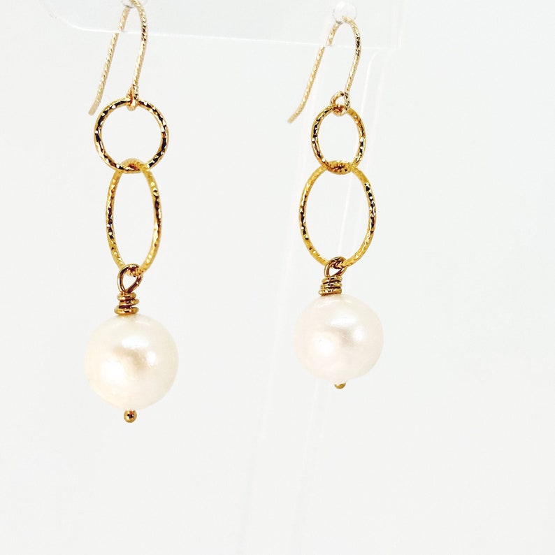 Pendientes de perlas barrocas blancas, pendientes de brillo vermeil de oro perla, pendientes colgantes de perlas naturales, pendientes de novia, regalo de joyería imagen 1