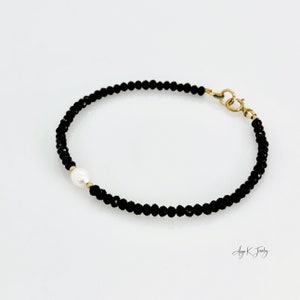 Pulsera de espinela negra, pulsera llena de oro de 14KT con perla de agua dulce blanca de espinela negra facetada, joyería única en su tipo, regalos únicos para ella imagen 7