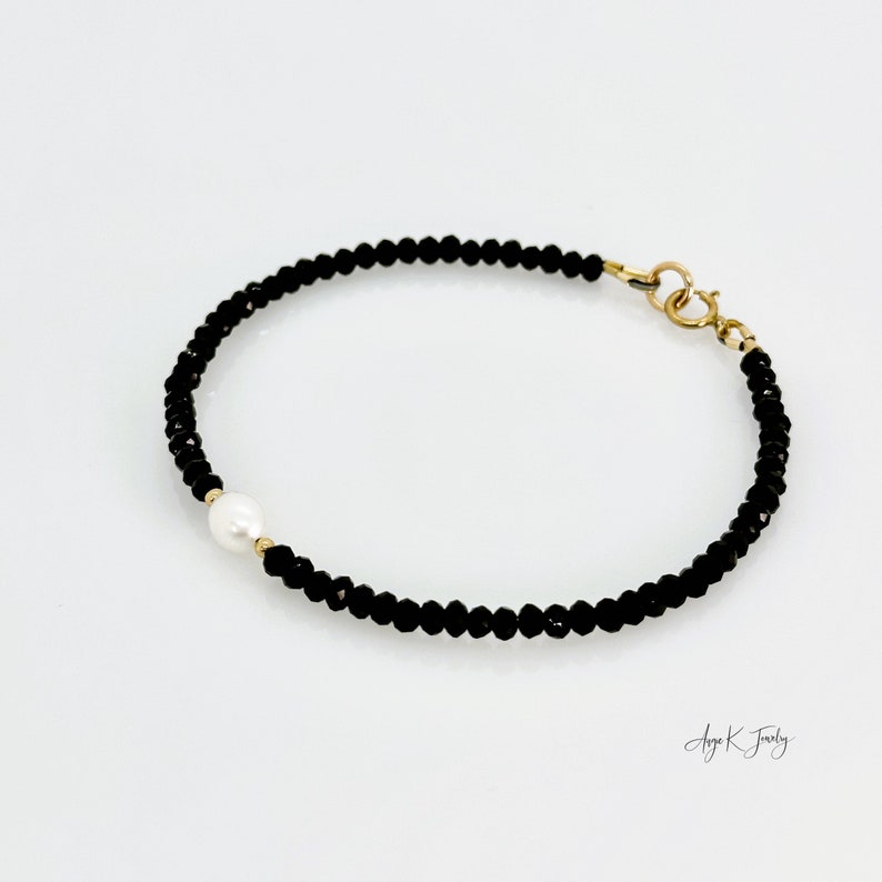 Pulsera de espinela negra, pulsera llena de oro de 14KT con perla de agua dulce blanca de espinela negra facetada, joyería única en su tipo, regalos únicos para ella imagen 7