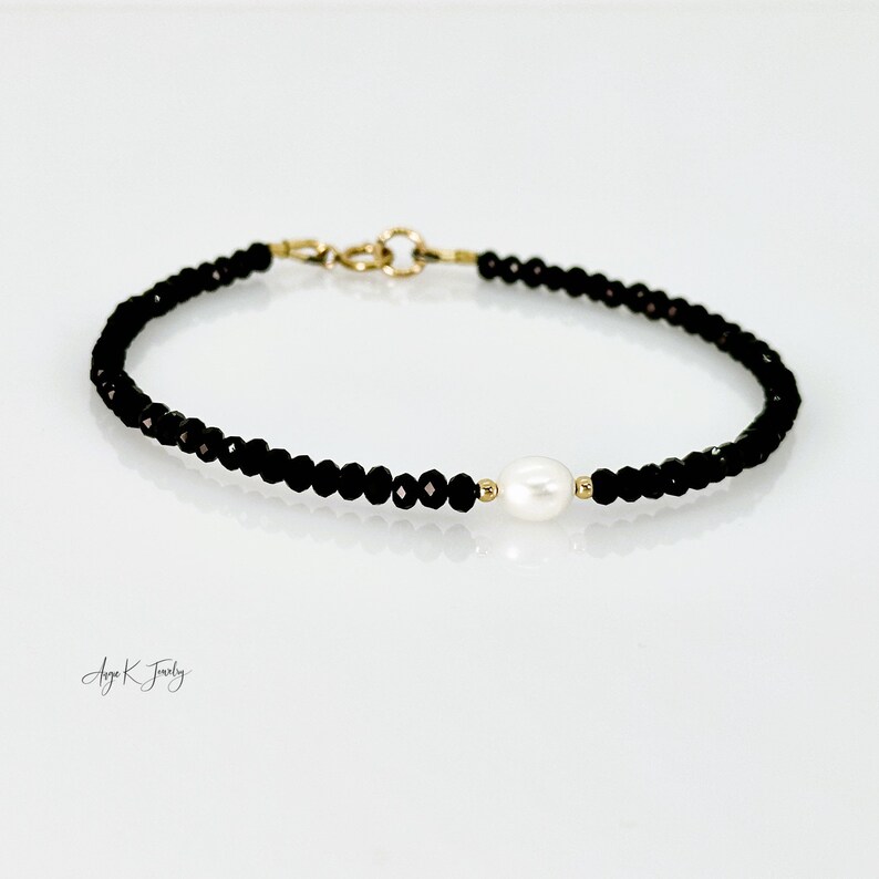 Pulsera de espinela negra, pulsera llena de oro de 14KT con perla de agua dulce blanca de espinela negra facetada, joyería única en su tipo, regalos únicos para ella imagen 3