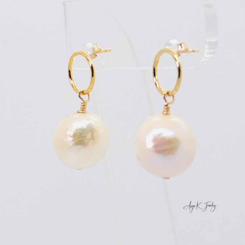 White Pearl Earrings, White Baroque Pearls 14KT Gold Filled Circle Post Earrings, Bridal Jewelry, June Birthstone Jewelry, Everyday Earrings imagem 4