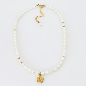 Perlenkette, Reis Perle Gold Vermeil Plumeria Charm Anhänger Halskette, Weiße Süßwasser Perle Halskette, Eleganter Schmuck, Geschenk für Sie Bild 2